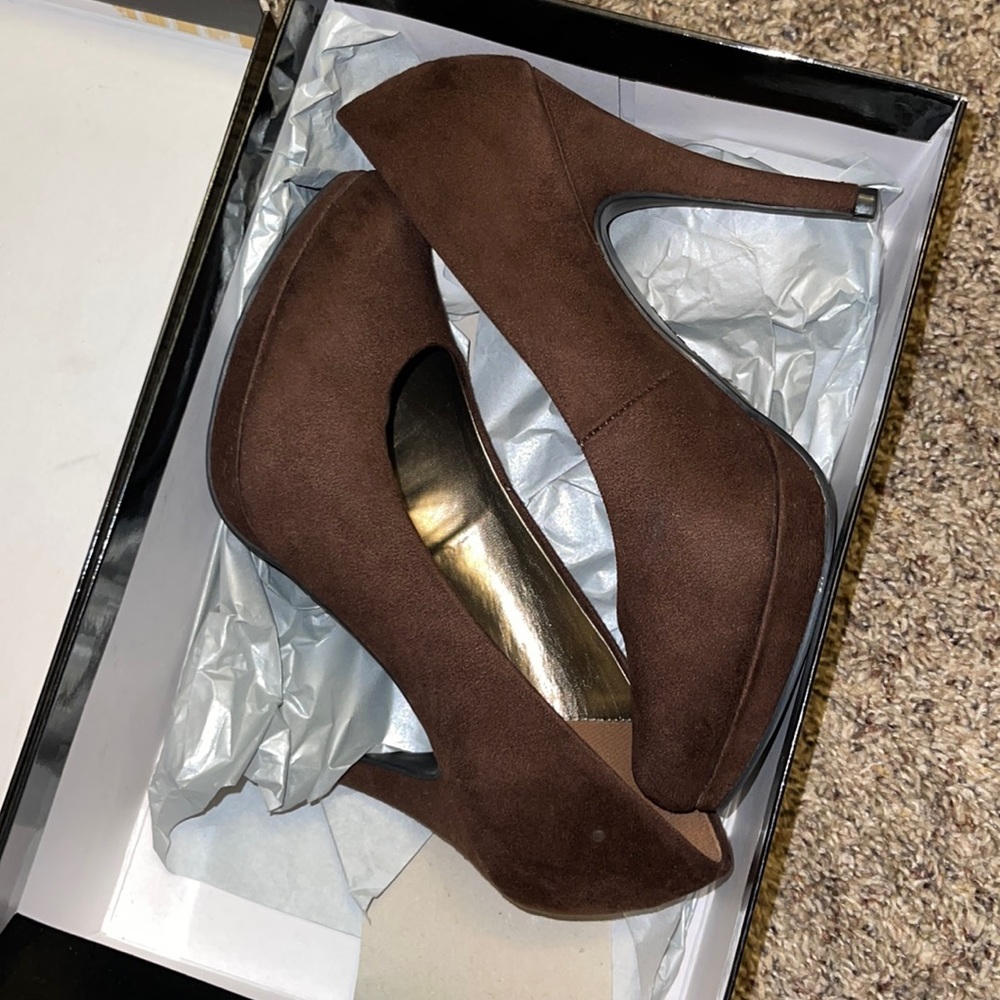 BRAND NEW Brown M.P.S. Heels Size 7 (Fits like 7.5)